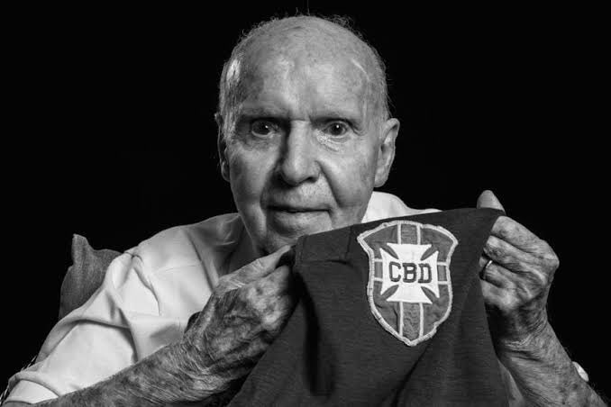 pedrocertezas's tweet photo. o cara é TETRACAMPEÃO DA COPA DO MUNDO

O torneio mais difícil do mundo, que acontece de 4 em 4 anos e o cara ganhou essa porra QUATRO VEZES

ele É a seleção brasileira

Lenda da história do futebol. https://t.co/dHUiRXbs0E