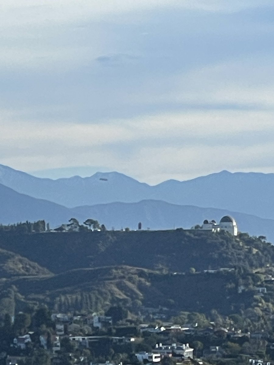 AYOOCHEO's tweet photo. Here’s another view of it and you can see the size. So it’s not a drone. And it’s not a blimp. When I drove over there it disappeared. Blimps don’t disappear https://t.co/yvJRlJtuim