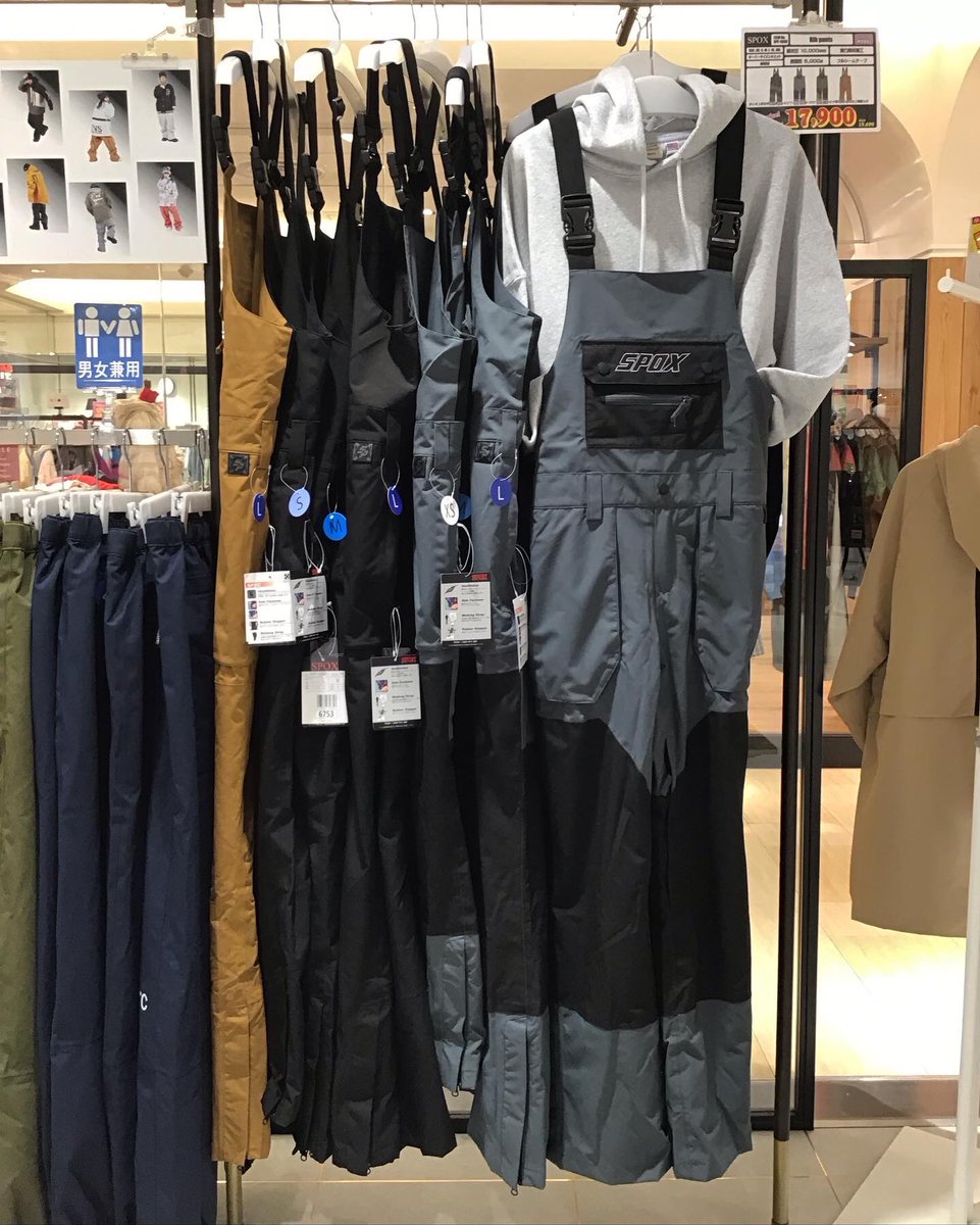 スノーボードアウトレット仙台PARCO店です☔️

来週末はなんと、念願の雪予報！☃️❄️
宮城県内、頑張ってオープンしてくれているスキー場あります！！！🙏🏽

さて！人気のビブパンツが再入荷しました！🩳
今ならサイズが豊富！胸ポケットはかなり便利です⭐️

足元にお気をつけてお越しくださいませ！