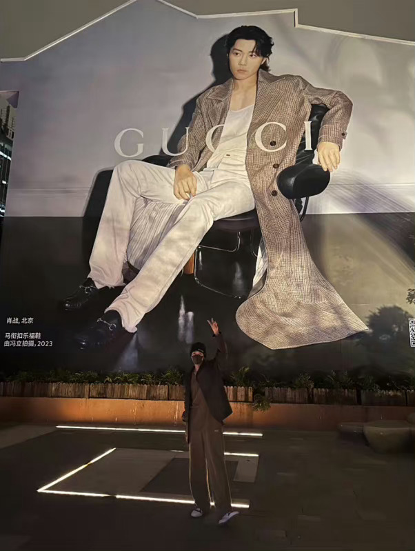 xzTheatreActor's tweet photo. Xiao Zhan actually went to visit that iconic gucci wall with his pic🥹 https://t.co/DNAWLXxqYF