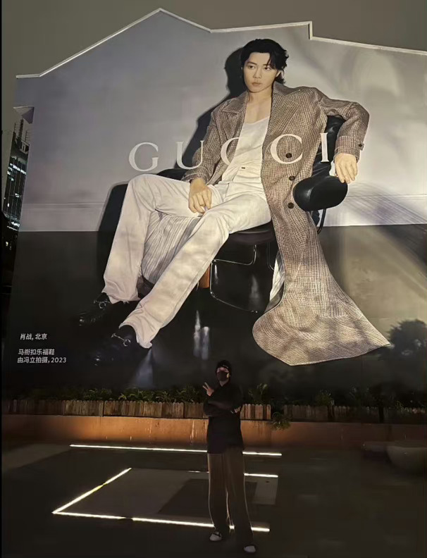 xzTheatreActor's tweet photo. Xiao Zhan actually went to visit that iconic gucci wall with his pic🥹 https://t.co/DNAWLXxqYF
