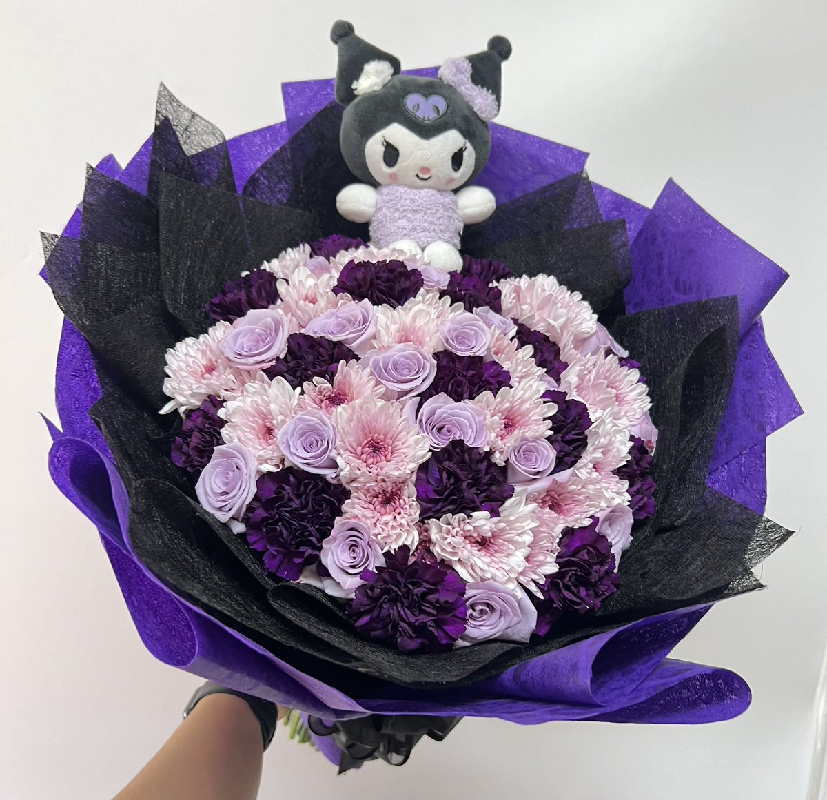 FlwrDesigns's tweet photo. Kuromi flower bouquet 💜 https://t.co/u5Ev5ka8uA