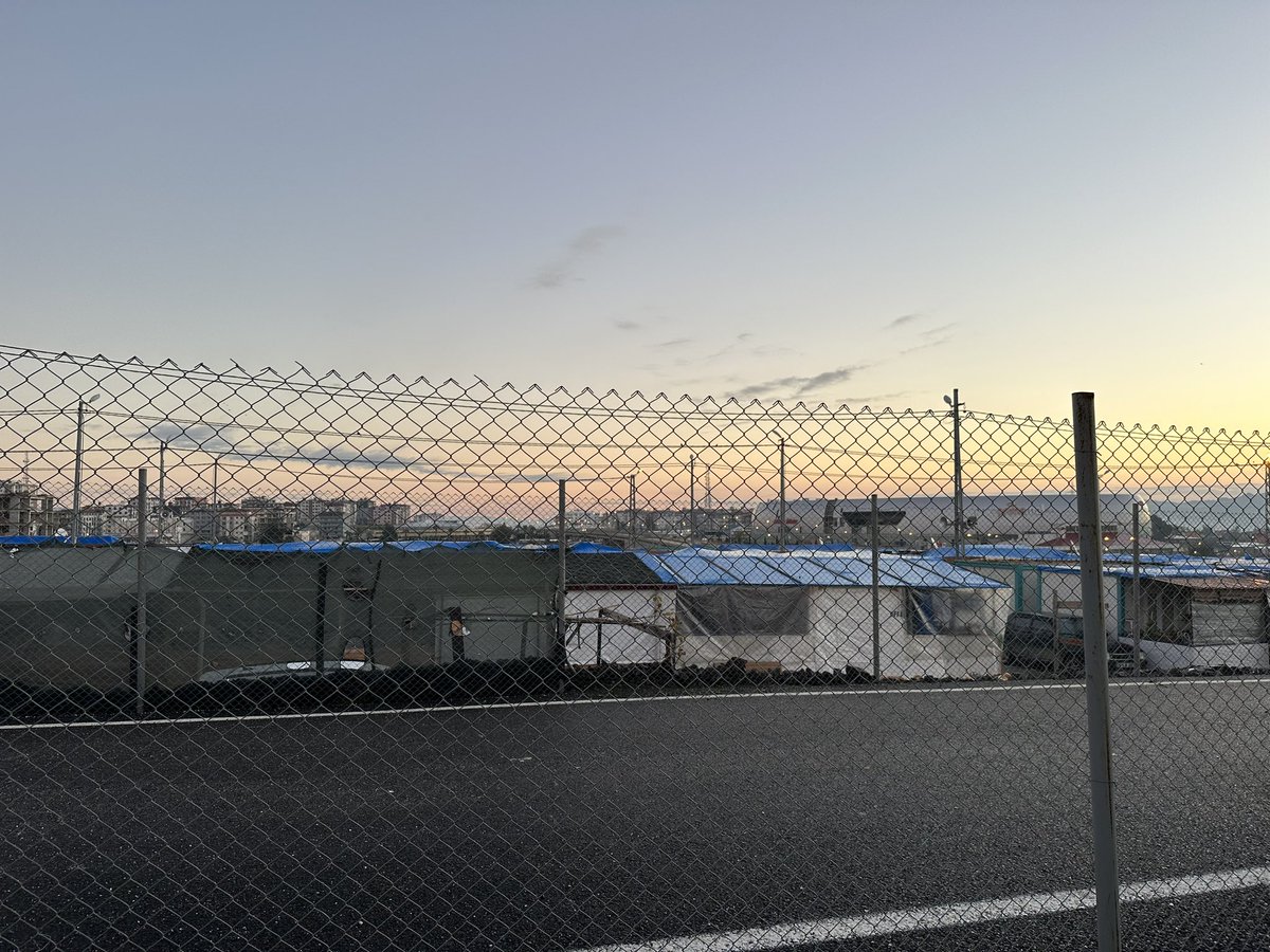 Antakya’da yeni bir gün!
Bir gece birkaç dakikada her şey değişebilir.
Ve sonra belki bir çadırda belki bir konteynırda güne uyanabilmiş olmaya şükredersiniz. 
#DepremiUnutmaUnutturma