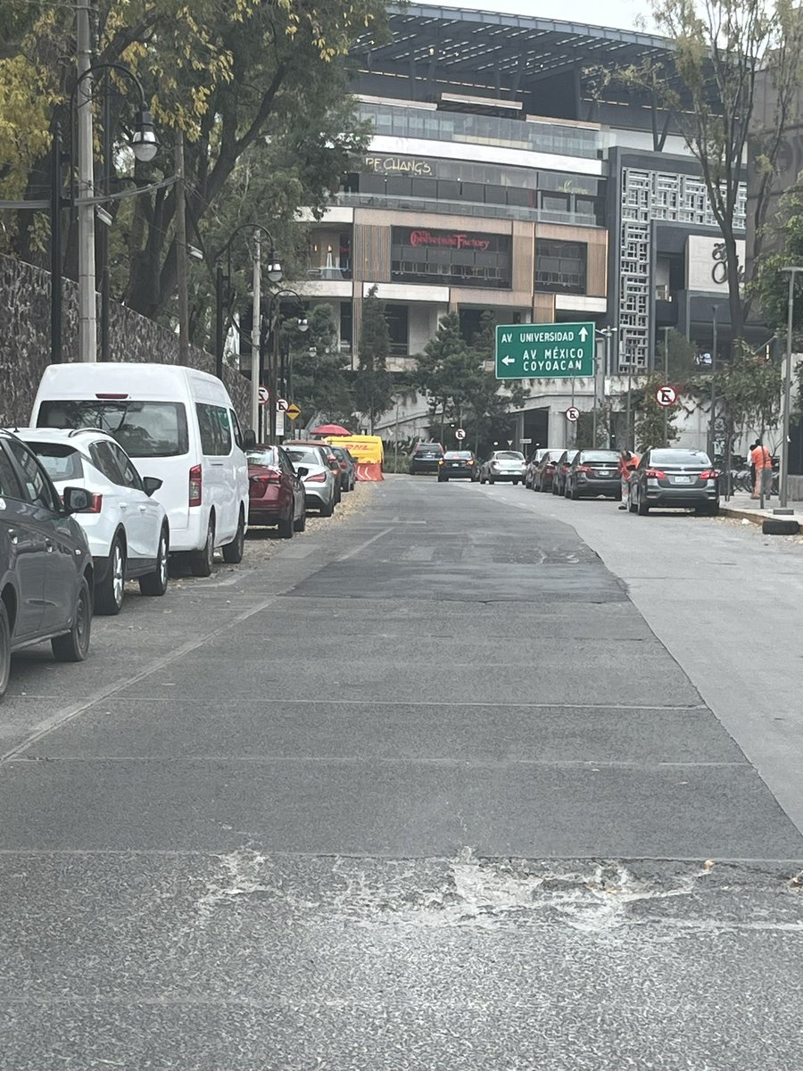 gridet's tweet photo. @BJAlcaldia @AccionesBJ @SEMOV_Edomex @SOBSECDMX El pavimento en Puente Xoco entre el Cantoral y Mitikah está muy deteriorado, es una calle con mucho tráfico y se van a hacer baches si no los arreglan pronto https://t.co/fqhzAFfNpZ