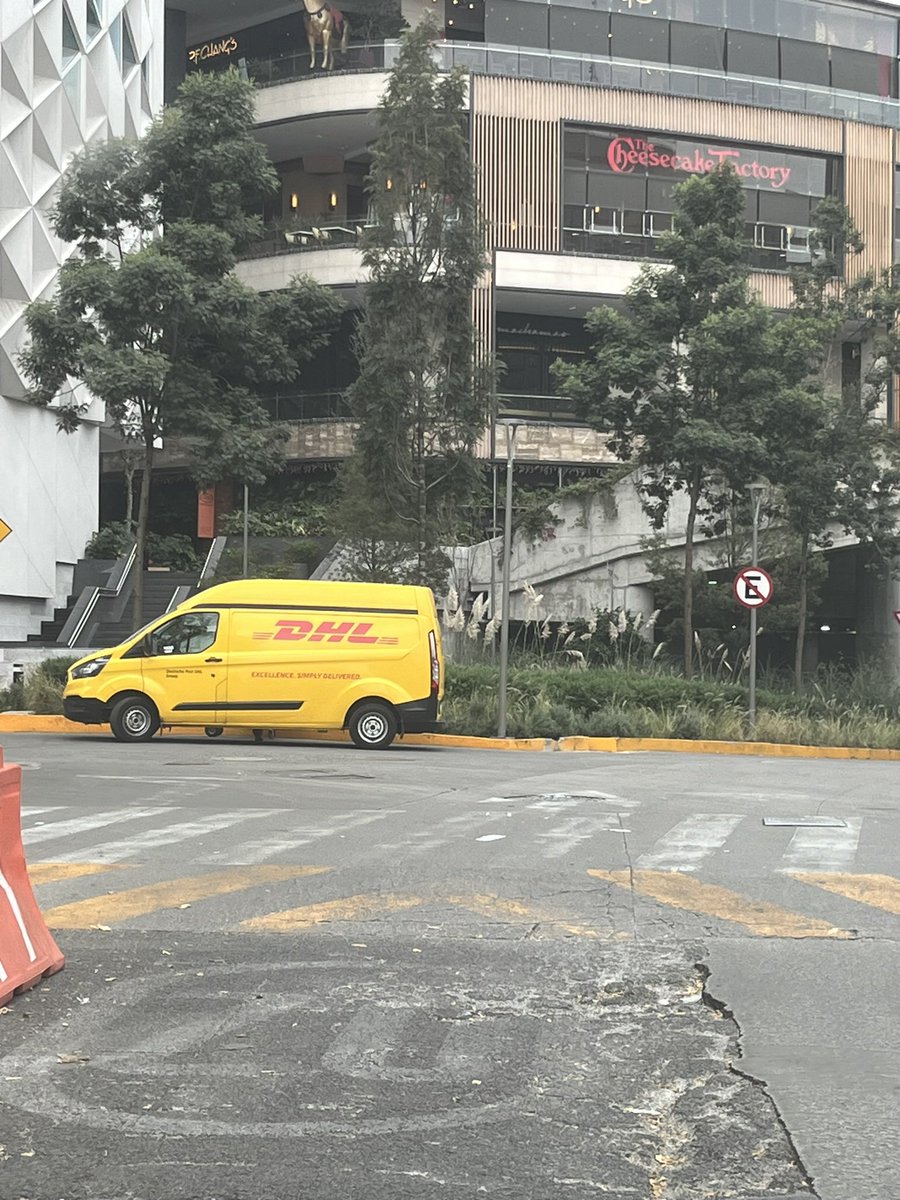 gridet's tweet photo. @BJAlcaldia @AccionesBJ @SEMOV_Edomex @SOBSECDMX El pavimento en Puente Xoco entre el Cantoral y Mitikah está muy deteriorado, es una calle con mucho tráfico y se van a hacer baches si no los arreglan pronto https://t.co/fqhzAFfNpZ
