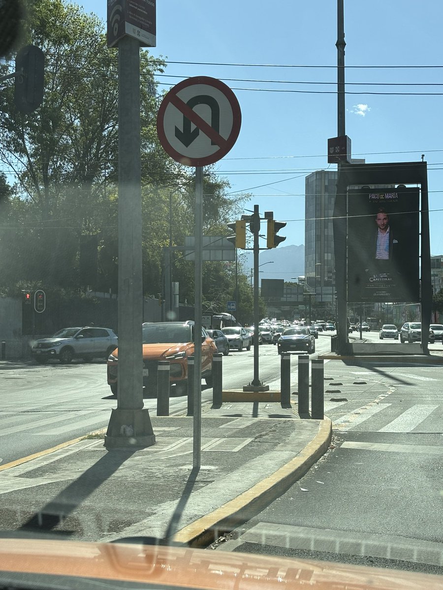 gridet's tweet photo. @LaSEMOVI el disco de prohibida la vuelta en U sobre universidad y Mayorazgo Higuera Col. Xoco, no se ve y la gente se da la vuelta, creo que hay que ponerlo más adelante https://t.co/2aJ3K9gUJL