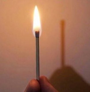 El fuego no tiene sombra porque el fuego tiene la capacidad de generar su propia luz. De esta manera, el fuego no puede impedir el paso de la luz porque es una fuente de ella.