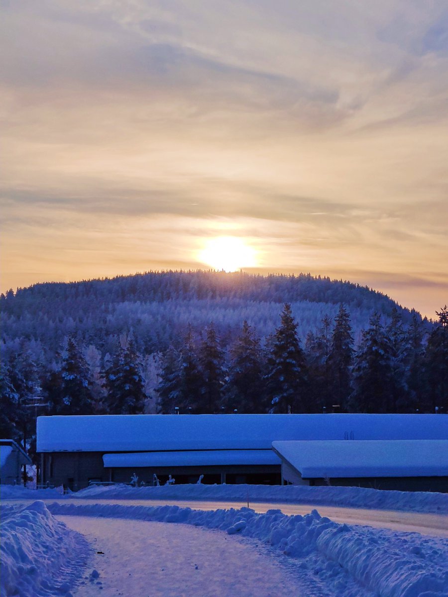 Hyvää huomenta ja loistavaa loppiaista! ❤️ Kuva eilisestä pakkaspäivältä

Loppiainen päättää joulun, mutta oman tapani mukaan, ne jouluvalot kerätään pois vasta siinä vähän ennen juhannusta. Jos muistetaan 😁