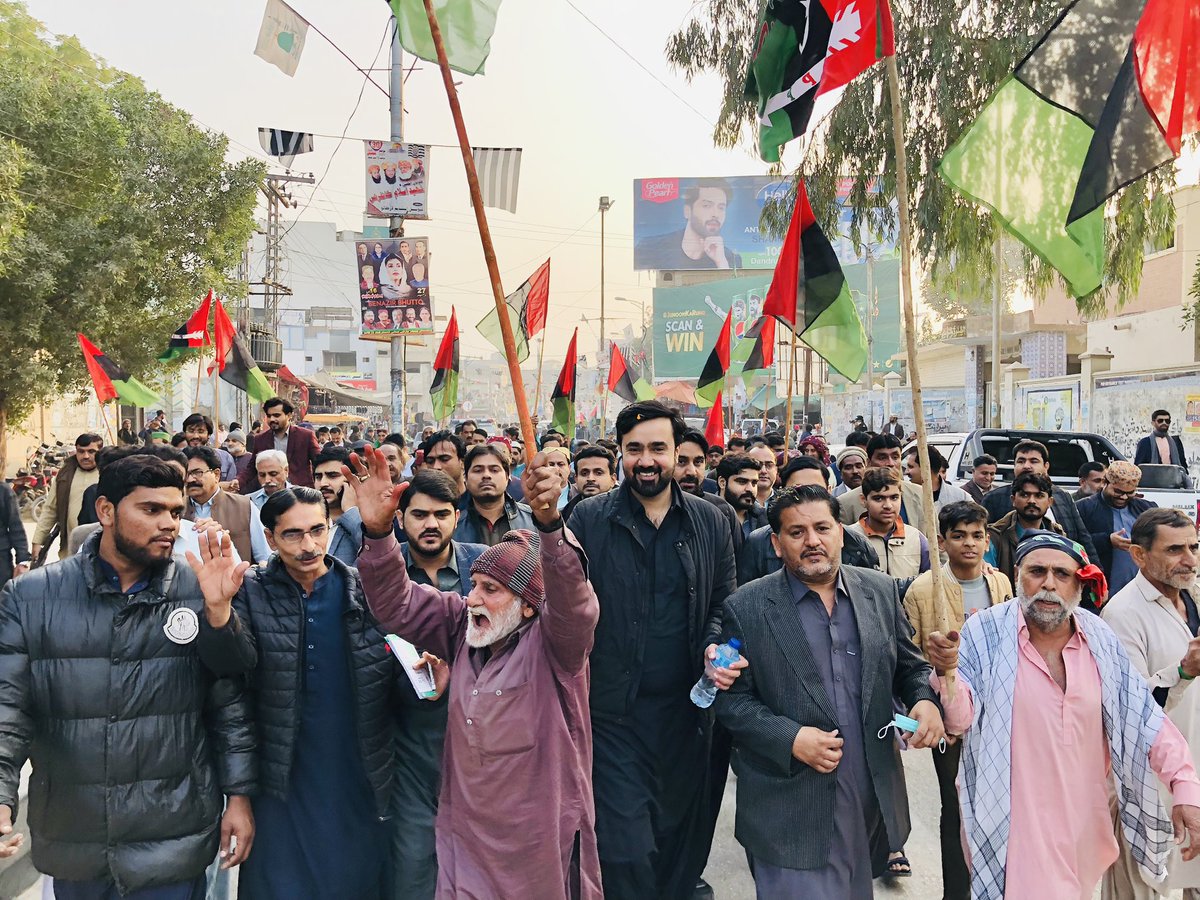 ShahrukhAnwarK1's tweet photo. لاڑکانہ کارکنان کی بڑی تعداد کے ہمراہ سیال ہاوس انور آباد اور سیال ہاوس لاڑکانہ سے جناح باغ روڈ پر قائد عوام شہید ذوالفقار علی بھٹو صاحب کی سالگرہ کی تقریب میں شرکت کی 🇱🇾
@BBhuttoZardari 
@AAliZardari 
@FaryalTalpurPk 
@siyal_anwar 
@TariqueAnwarKh8 https://t.co/xGwM5gckhY