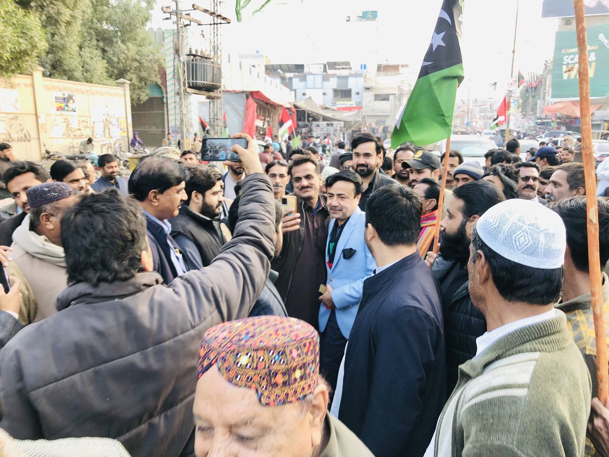 ShahrukhAnwarK1's tweet photo. لاڑکانہ کارکنان کی بڑی تعداد کے ہمراہ سیال ہاوس انور آباد اور سیال ہاوس لاڑکانہ سے جناح باغ روڈ پر قائد عوام شہید ذوالفقار علی بھٹو صاحب کی سالگرہ کی تقریب میں شرکت کی 🇱🇾
@BBhuttoZardari 
@AAliZardari 
@FaryalTalpurPk 
@siyal_anwar 
@TariqueAnwarKh8 https://t.co/xGwM5gckhY