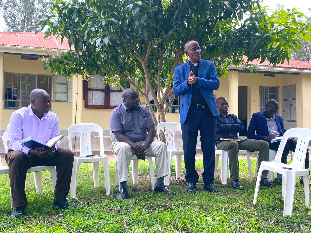 MwineHon's tweet photo. MwineHon
Authorities have called for more compliance to FMD control measures.

The call was made during a meeting between the district leadership &amp; stakeholders led by the RDC. https://t.co/IWmgH9FMx5