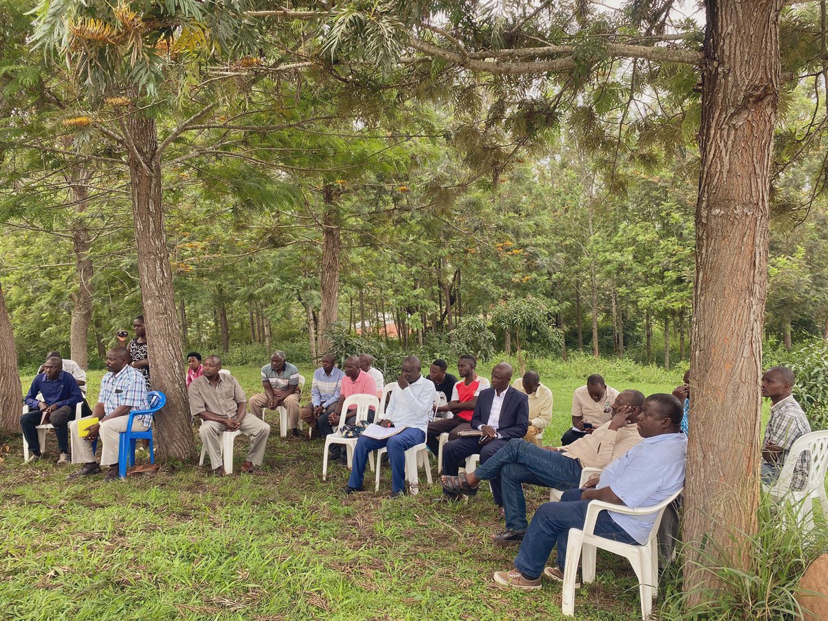 MwineHon's tweet photo. MwineHon
Authorities have called for more compliance to FMD control measures.

The call was made during a meeting between the district leadership &amp; stakeholders led by the RDC. https://t.co/IWmgH9FMx5