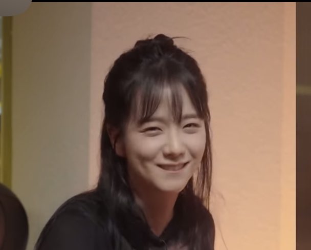 pawangdalgom's tweet image. I just imagine that hyeri sharing her feelings and her heart problem to jisoo. Cry laugh mad together with her best friend. Jisoo listen to her with some advice and they went to kitchen to make some ramyeon dumplings, and talk a lot 🥰🫶🏻 BEST FRIEND!!!