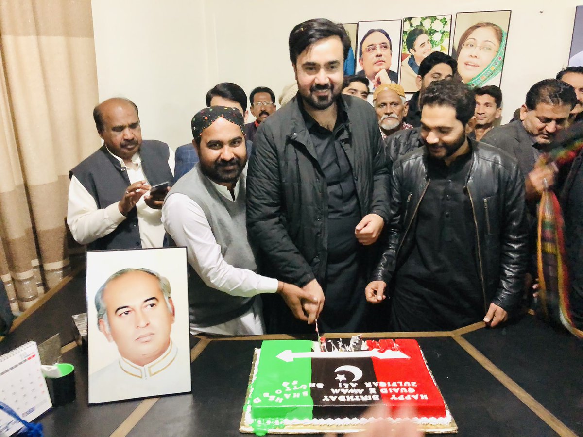 ShahrukhAnwarK1's tweet photo. لاڑکانہ سیال ہاوس میں قائد عوام شہید ذوالفقار علی بھٹو صاحب کی 96 ویں سالگرہ کی تقریب کا انعقاد

تقریب میں قائد عوام شہید ذوالفقار علی بھٹو صاحب کی 96 ویں سالگرہ کا کیک کاٹا گیا

تقریب کے شرکاء نے قائد عوام شہید ذوالفقار علی بھٹو صاحب کی درجات بلندی کیلئے دعا کی
@BBhuttoZardari https://t.co/P8iptpUvPR
