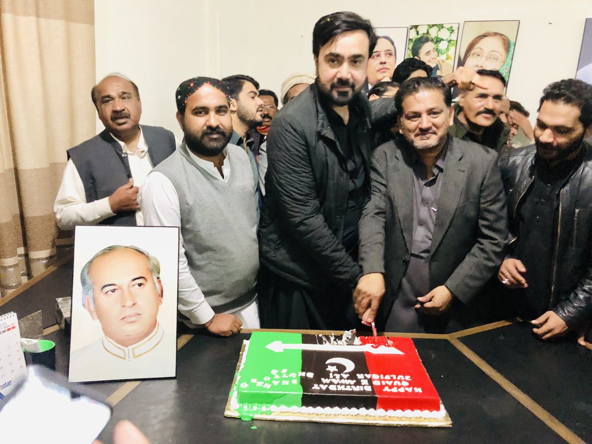 ShahrukhAnwarK1's tweet photo. لاڑکانہ سیال ہاوس میں قائد عوام شہید ذوالفقار علی بھٹو صاحب کی 96 ویں سالگرہ کی تقریب کا انعقاد

تقریب میں قائد عوام شہید ذوالفقار علی بھٹو صاحب کی 96 ویں سالگرہ کا کیک کاٹا گیا

تقریب کے شرکاء نے قائد عوام شہید ذوالفقار علی بھٹو صاحب کی درجات بلندی کیلئے دعا کی
@BBhuttoZardari https://t.co/P8iptpUvPR