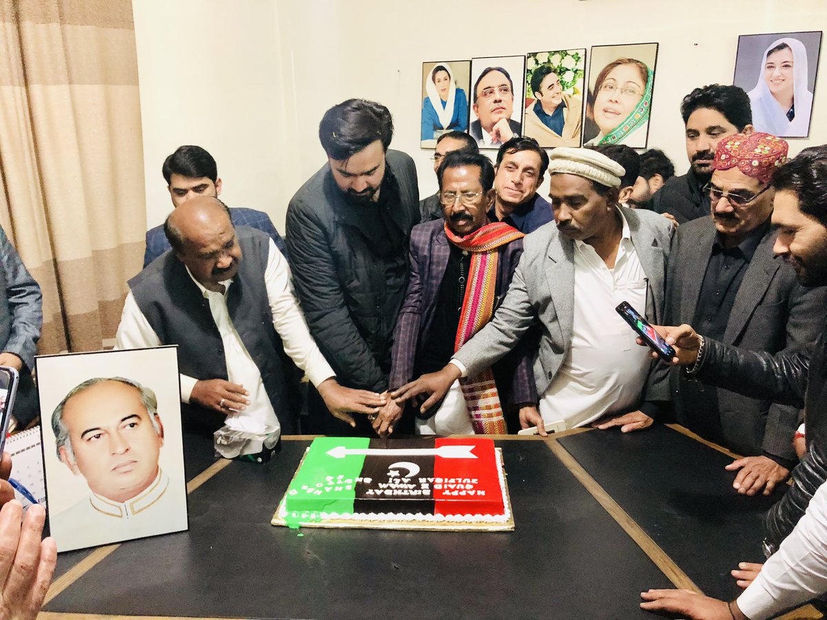 لاڑکانہ سیال ہاوس میں قائد عوام شہید ذوالفقار علی بھٹو صاحب کی 96 ویں سالگرہ کی تقریب کا انعقاد

تقریب میں قائد عوام شہید ذوالفقار علی بھٹو صاحب کی 96 ویں سالگرہ کا کیک کاٹا گیا

تقریب کے شرکاء نے قائد عوام شہید ذوالفقار علی بھٹو صاحب کی درجات بلندی کیلئے دعا کی
<a href="/BBhuttoZardari/">Bilawal Bhutto Zardari</a>