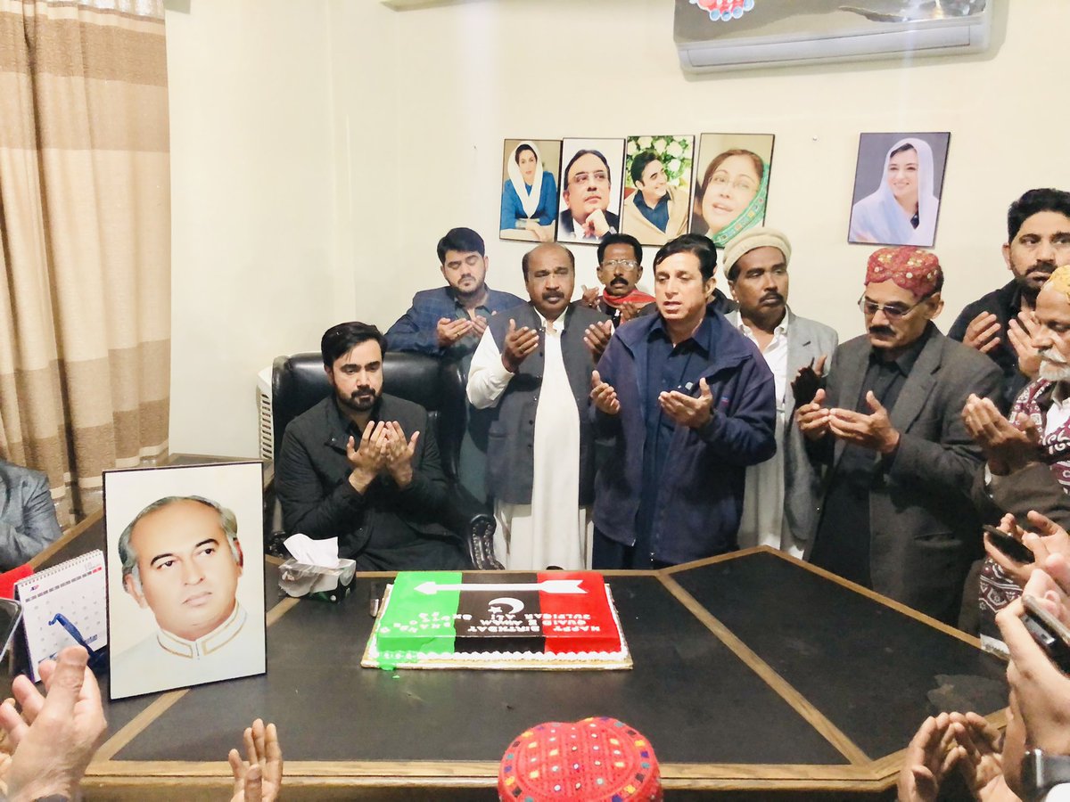 ShahrukhAnwarK1's tweet photo. لاڑکانہ سیال ہاوس میں قائد عوام شہید ذوالفقار علی بھٹو صاحب کی 96 ویں سالگرہ کی تقریب کا انعقاد

تقریب میں قائد عوام شہید ذوالفقار علی بھٹو صاحب کی 96 ویں سالگرہ کا کیک کاٹا گیا

تقریب کے شرکاء نے قائد عوام شہید ذوالفقار علی بھٹو صاحب کی درجات بلندی کیلئے دعا کی
@BBhuttoZardari https://t.co/P8iptpUvPR