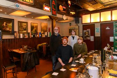 Na 42 jaar heeft Con zijn Kafee ’t Buitenbeentje verkocht: ‘Onze prijzen zijn sympathiek, dan hoef ik dat niet te zijn’ dlvr.it/T11hwP