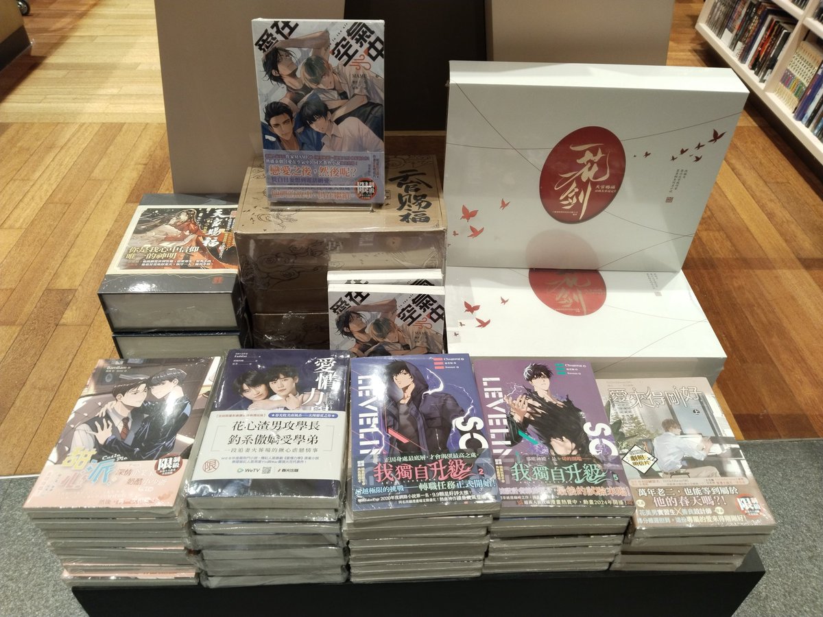 Kinocbth's tweet photo. หนังสือภาษาจีนอยู่ไหนน้าาา?? ขึ้นบันไดเลี้ยวมาสักนิด ก็จะพบหนังสือภาษาจีนที่เราคัดสรรไว้เพื่อคุณค่ะ
泰國紀伊國屋書店帶領每位進入書的世界。您會在這裡發現各類中文書籍而中國和台灣的進口書籍也是精挑細選過的，此外本店有訂購中文書的服務。
#中文书 #汉语 #Chinesebook #Chinese #ภาษาจีน https://t.co/lKuTFjQyY5