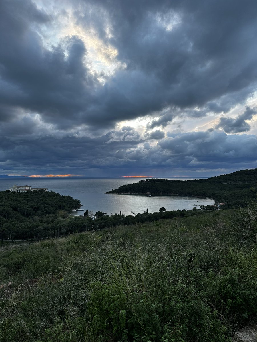 ÖĞRETME ÇABASI BEYHUDE; “ÖĞRENMEYİ ÖĞRENME EĞİTİMİ” ESAS..

Bir başkasına bir şey öğretme çabasının beyhude, hatta anlamsız olduğunu anlıyorum yaşım ilerledikçe. (Yüzlerce tıp doktoru, onlarca beyin cerrahı ve iki evlat yetiştirmiş bir dekan, cerrah, baba olarak yazıyorum)

Kendi