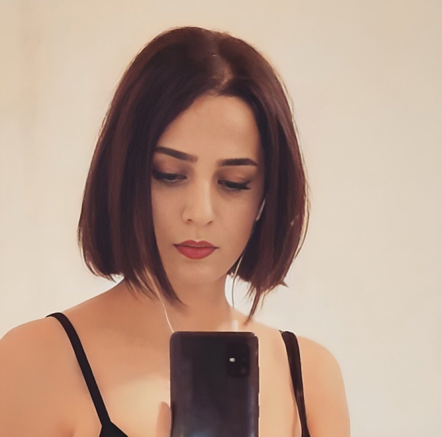Patrioticos_RD's tweet photo. 🚨I ☪️/🇮🇷 #TERRIFICO | Roya Heshmati fue azotada 74 veces por el régimen de Irán por el “crimen” de no cubrirse el cabello. El día que se ejecutó su sentencia, le ordenaron llevar un pañuelo en la cabeza antes de ser azotada, pero ella se negó. Ella dijo: “No lo haré. Pon tu Corán bajo tu brazo y hazlo”.

¡Valiente mujer! Una verdadera mujer femenina y empoderada. 👏👏👏