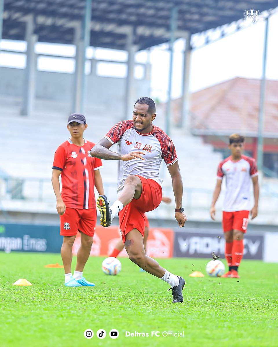 DELTAMANIAREDZ's tweet photo. Ujicoba stadion singaperbangsa karawang jabar - Ready to fight โผ๏ธ
Pict by DeltrasFC
#identitasedarjo #fcbekasiXDeltrasFC
#awaydays #12besar #liga2 #deltrasday #deltrassidoarjo https://t.co/JnX0qTFJhc