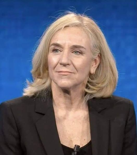 “A Pechino ero sintonizzata sulla Bbc, considerata una delle migliori e più affidabili televisioni del mondo.
Le sue giornaliste sono giovani e vecchie, bianche, marroni, gialle e nere. Belle e brutte, magre o ciccione.
Con le rughe, culi, nasi orecchie grossi.
Ce n'è una che fa