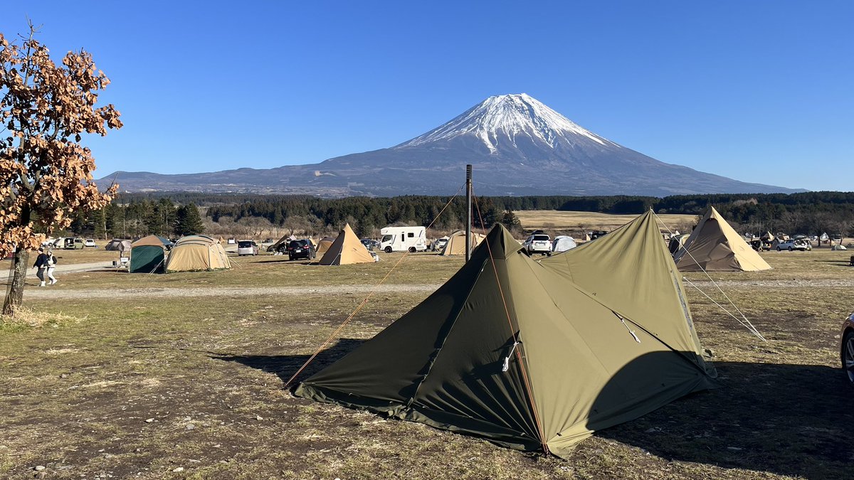 juncamp27's tweet photo. 今年のキャンプ初めは、ふもとっぱら！
���ひとつないし、暖かくていい感じ😆
#今年もソロキャンプ
#ふもとっぱら
#富士山
#WAQ
#alphaTCsoloDX https://t.co/kXhhfEkrQi