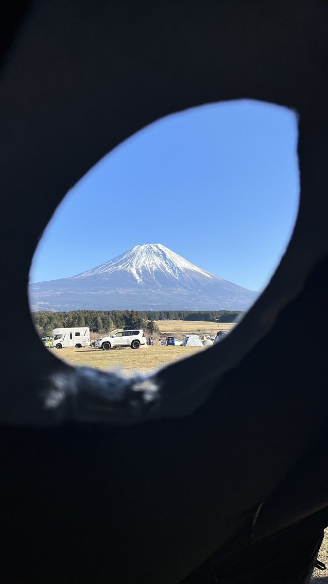 juncamp27's tweet photo. 今年のキャンプ初めは、ふもとっぱら！
���ひとつないし、暖かくていい感じ😆
#今年もソロキャンプ
#ふもとっぱら
#富士山
#WAQ
#alphaTCsoloDX https://t.co/kXhhfEkrQi