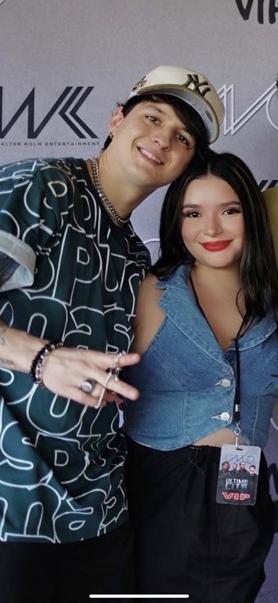 CNCORebe's tweet photo. Hola soy Rebecca, tengo 22 soy de frontera 🇺🇸🇲🇽
Estoy muy emocionada y orgullosa de Chris! Se que se vienen muchas cosas lindas para el! Se lo merece mucho y estoy emocionada para verlo crecer y brillar más, siempre estaré aquí apoyándolo <3
@christophervele 
#ChristopherLane https://t.co/QYj41kYwUo