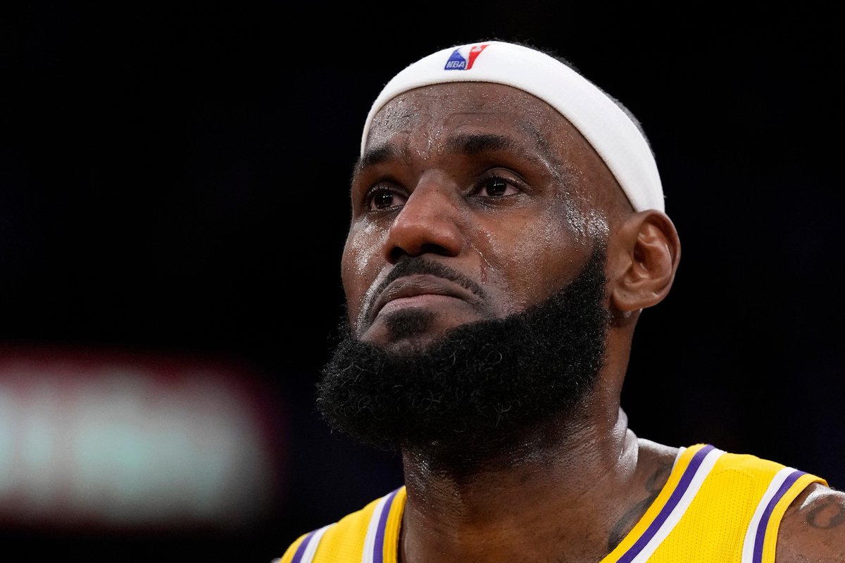 Bagless Bron in the 4th against the 11-23 Grizzlies: 6 points on 2-4 FG (Garbage time layup at the end) 2-6 from the line 3 turnovers The game was tied 94-94 at the start of the 4th and couldn’t close them out. Year 21 is now 17-19 in the West.