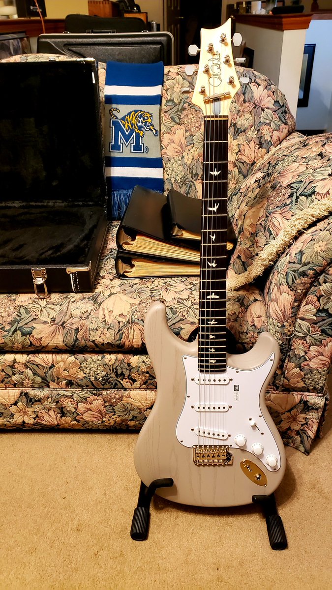 rwyjunior's tweet photo. A new home 
@prsguitars #DeadSpec #SilverSky #Guitar https://t.co/5o8cMI9ITH