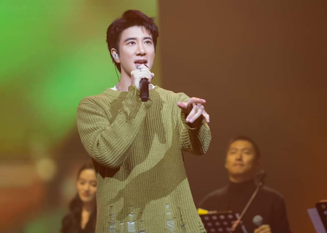 OurHomeAUSNZ's tweet photo. Shared from Team Leehom’s FB 03 Jan 2024: Time never waits for anyone but you can escape routine and find a space to enjoy the time with Er Ge.⏳ The songs play, the lights are bright, there are misses, shouts, and joy. 
(1) https://t.co/YGxiYx3LsH