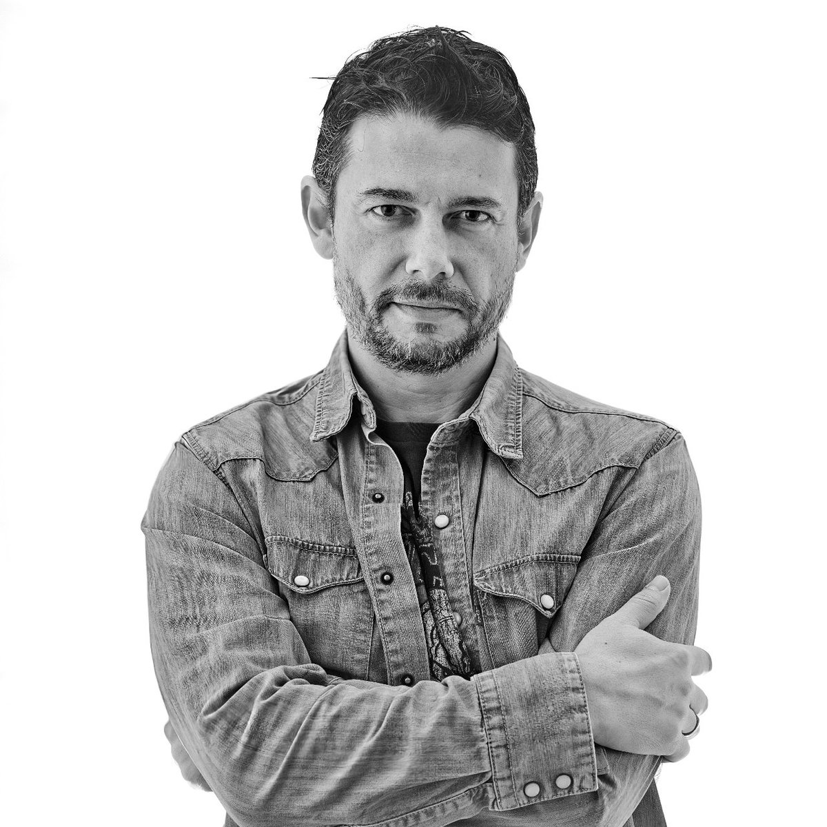 southmakersrock's tweet photo. Vamos a ir presentando a los miembros de la banda. Aquí tenemos a nuestro cantante y guitarrista Joaquín Beltrán. Nuestro frontman y principal compositor además de nn apasionado de la música americana y del rock de los 90.
#southmakers #rock #americanamusic #vocals #guitar https://t.co/iieTMiB6ug
