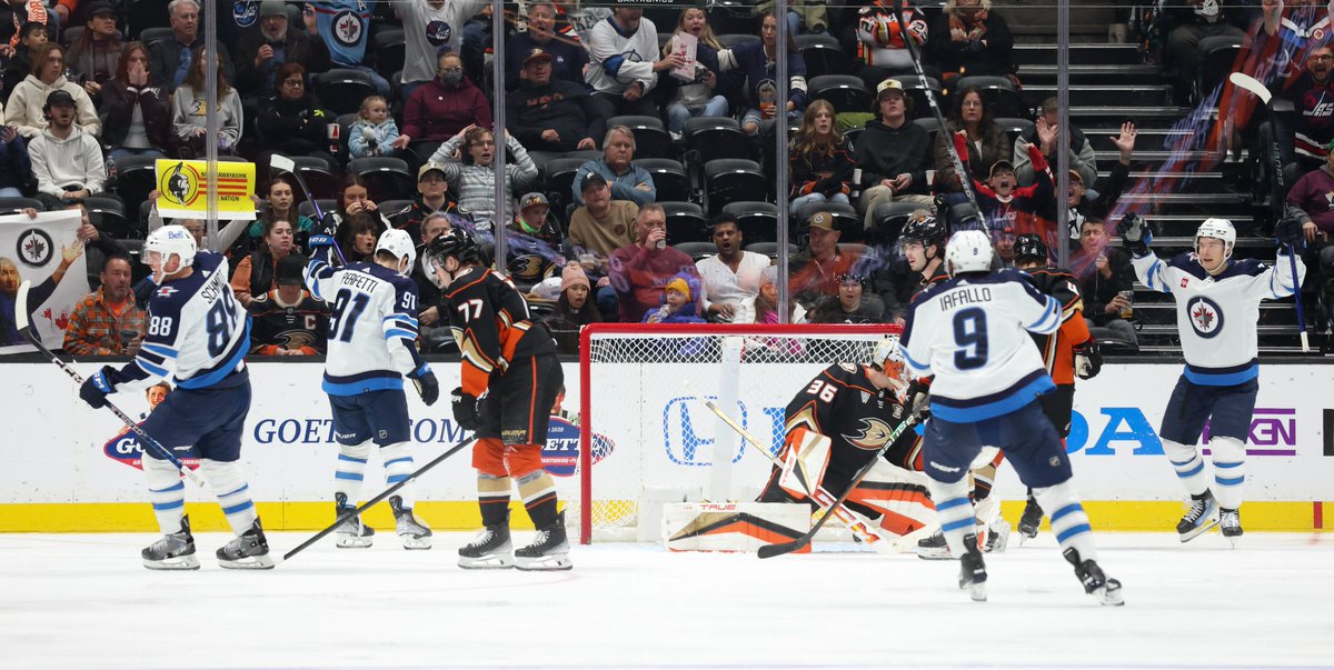 NHLJets's tweet photo. This. TEAM. 🙌