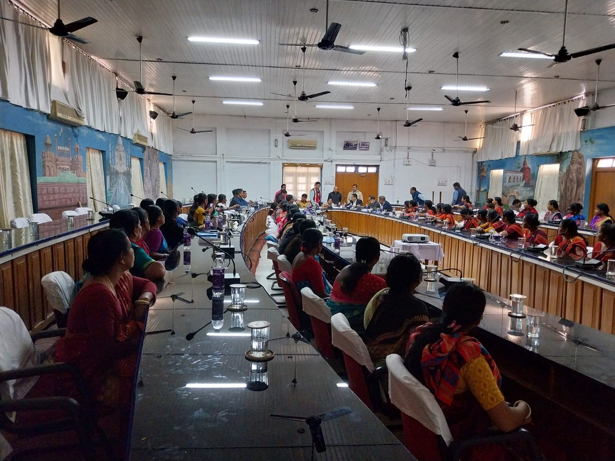 d_trlm's tweet image. দিদিরা লাখপতি ত্রিপুরার অগ্রগতি
A direct interaction took place with the SHG didis of Matabari CLF by Hon'ble Minister of State (SJ&amp;amp;E) Smt Pratima Bhoumik in the presence of Hon'ble Sabhadhipati, Hon'ble Chairperson, Hon'ble Chairman, and other dignitaries. #TRLM #lakhpatididi