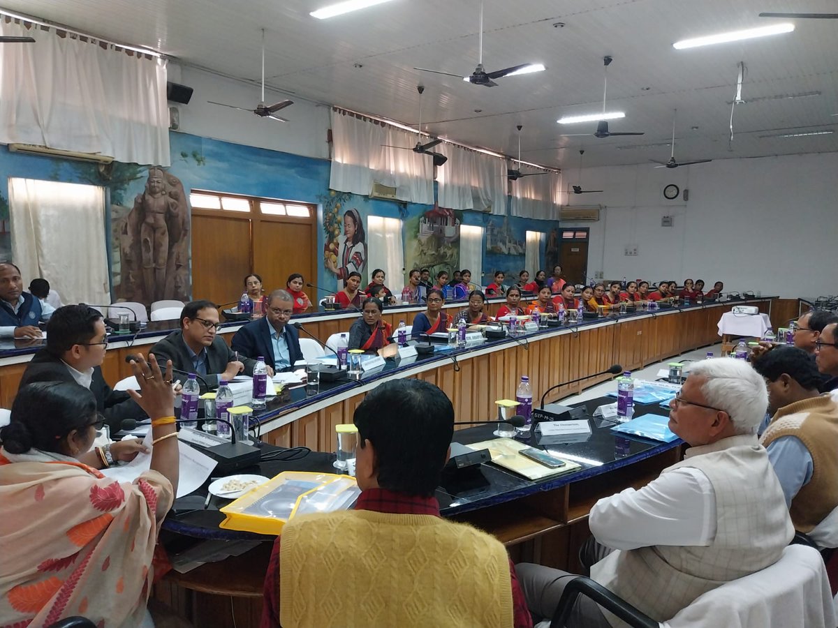 d_trlm's tweet image. দিদিরা লাখপতি ত্রিপুরার অগ্রগতি
A direct interaction took place with the SHG didis of Matabari CLF by Hon'ble Minister of State (SJ&amp;amp;E) Smt Pratima Bhoumik in the presence of Hon'ble Sabhadhipati, Hon'ble Chairperson, Hon'ble Chairman, and other dignitaries. #TRLM #lakhpatididi