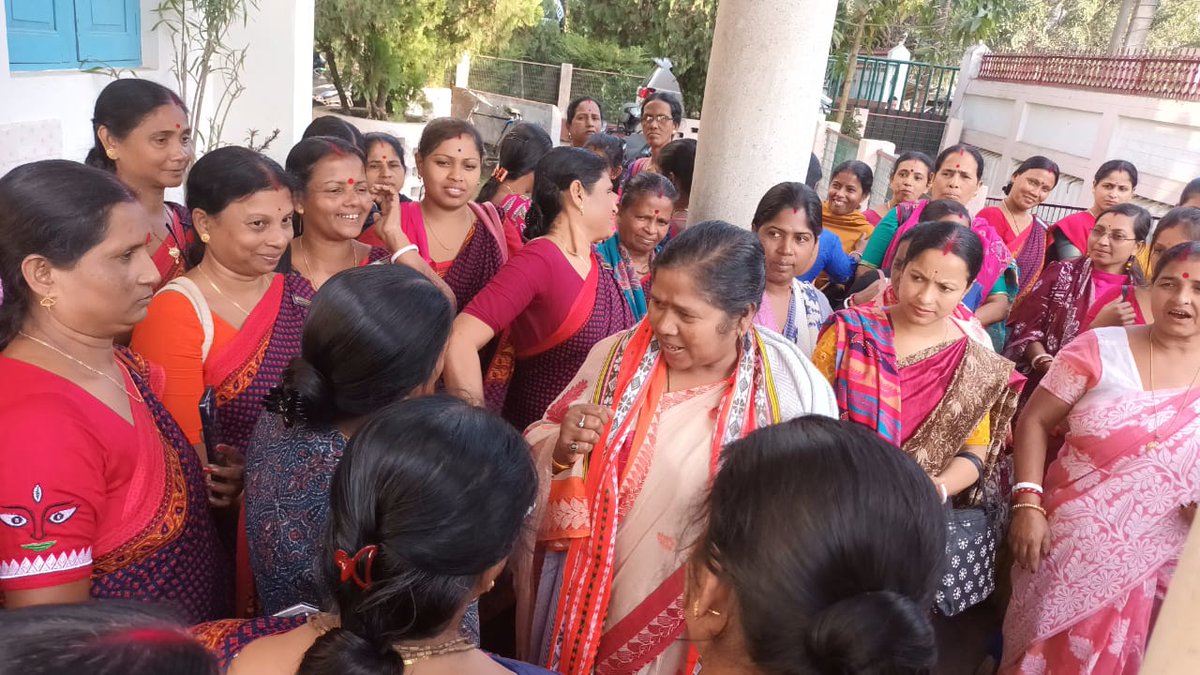 d_trlm's tweet image. দিদিরা লাখপতি ত্রিপুরার অগ্রগতি
A direct interaction took place with the SHG didis of Matabari CLF by Hon'ble Minister of State (SJ&amp;amp;E) Smt Pratima Bhoumik in the presence of Hon'ble Sabhadhipati, Hon'ble Chairperson, Hon'ble Chairman, and other dignitaries. #TRLM #lakhpatididi