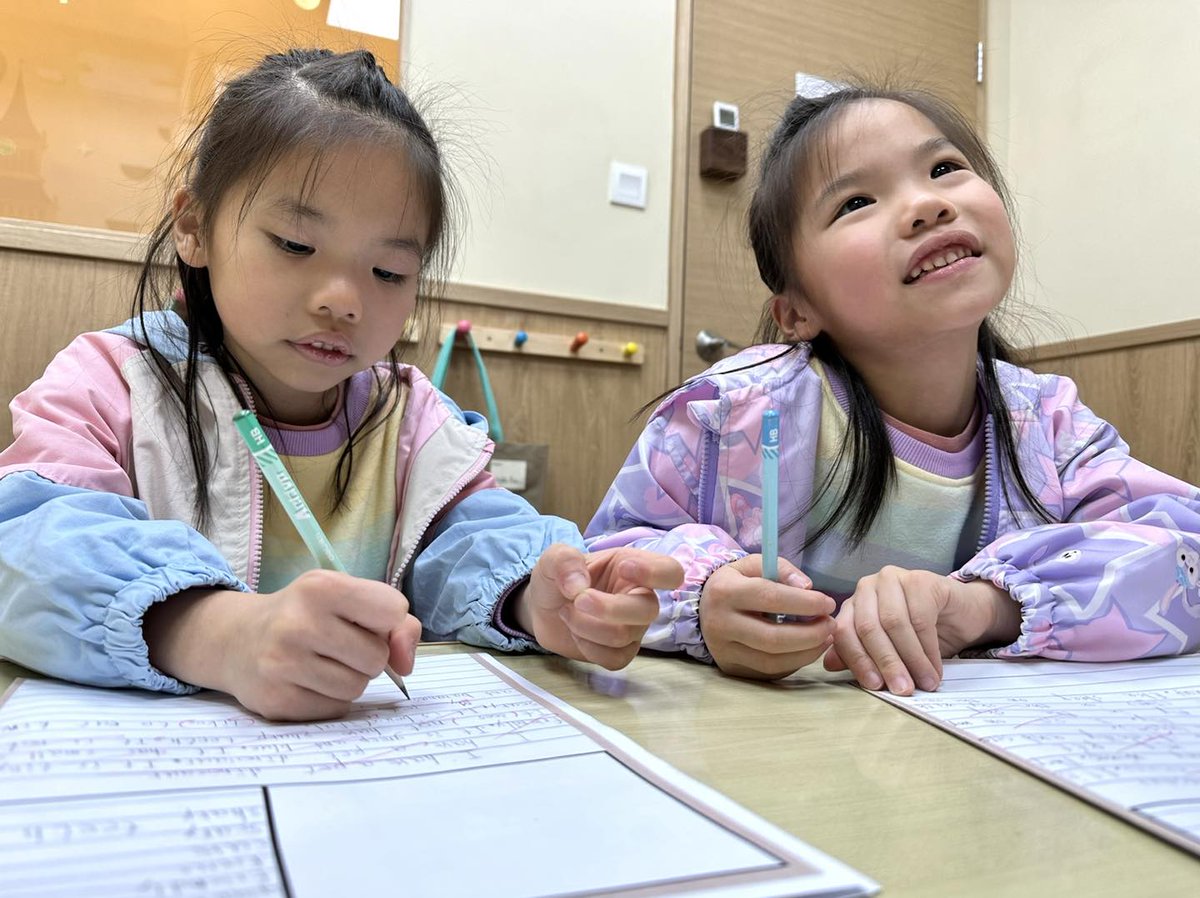 Fun2LearnEng's tweet image. Our P.1 students in the Junior Writers program have gone above and beyond by sharing their fantastic tales about their own pet dinosaurs last week! 📷📷 #FTL #FunToLearn #English #HongKong #HK