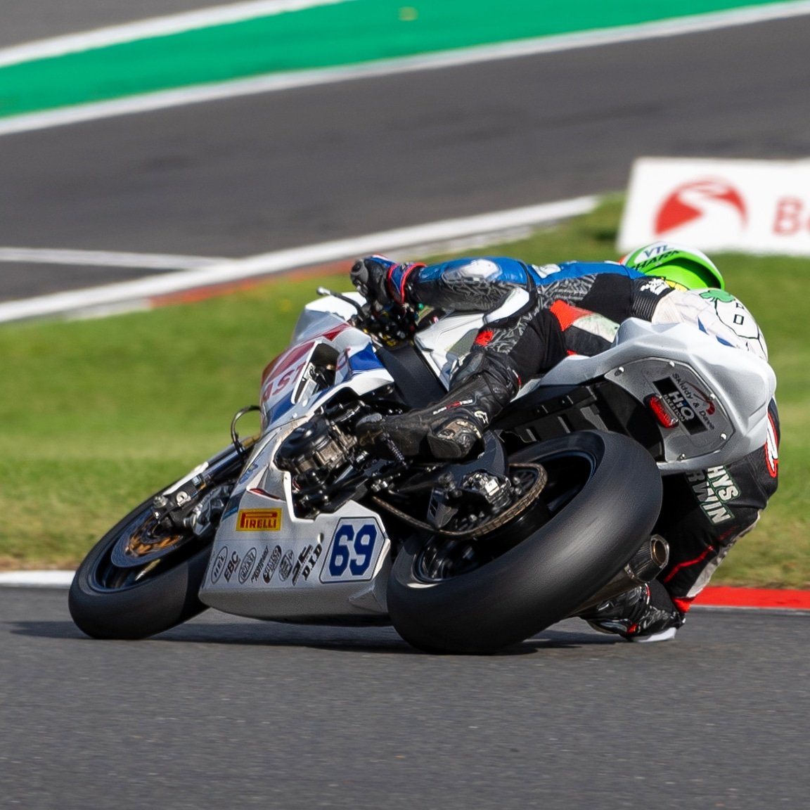 cathyquelcutti's tweet photo. #brandshatch #bsb #finalround #britishsuperbikes #motorsportphotography https://t.co/Fn9yH0QboN