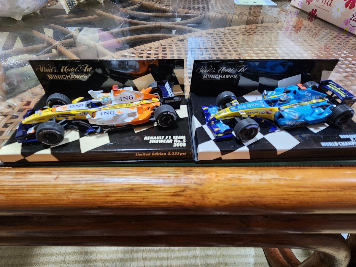 Momijifarm1's tweet photo. 前々からすーごく欲しかった、F1カー！2006年のアロンソがワールドチャンピオンの時の青いの(右のね😃)
左の2008年は前から持ってたんだけど。
この度、旦那がヤフオクで手に入れてくれました🎵
#F1
#アロンソ https://t.co/1Yd26xPDmj
