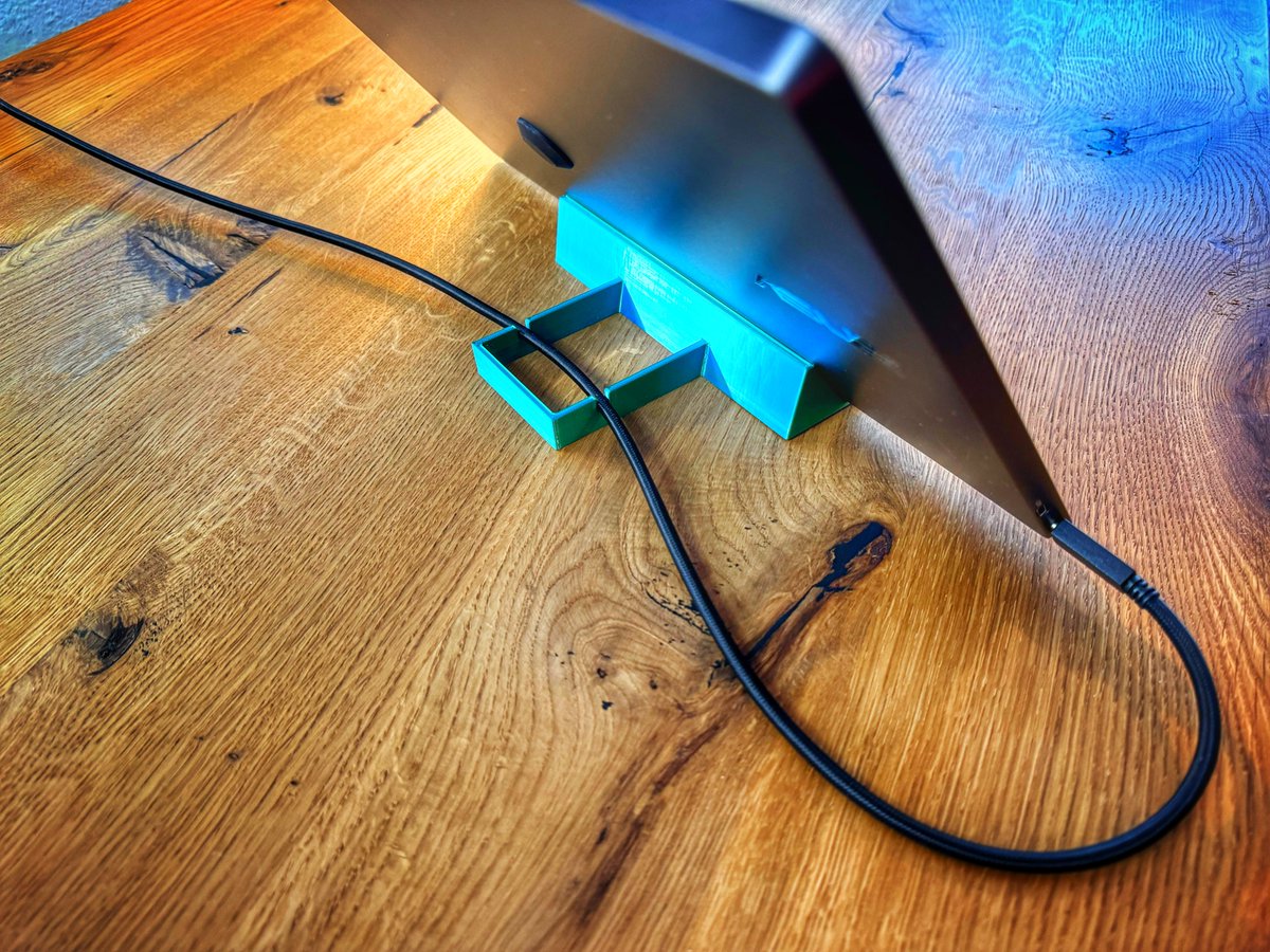 #Dnes3Dtisknu a vymýšlím stojánek pro externí monitor ASUS ZenScreen MB16AH.  Fusion 360 je boží - miluji User parameters. Takto si na modelu můžete nastavit vlastní úhel sklonu a tloušťku displeje. Model zde: bit.ly/3Saqdxj