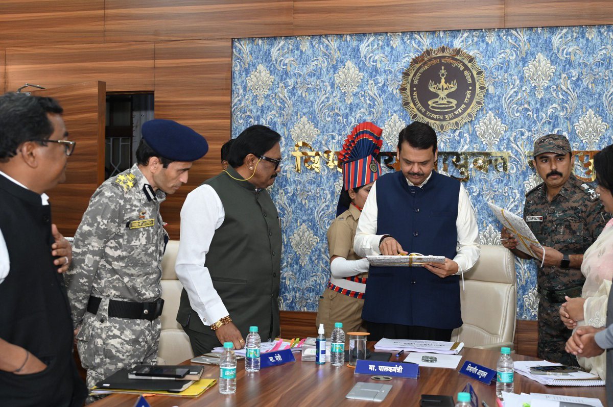 SP_GADCHIROLI's tweet photo. गडचिरोली पोलीस दल वर्ष २०२४ टेबल कॅलेंडरचा विमोचन सोहळा मा. उपमुख्यमंत्री देवेंद्र फडणवीस यांच्या हस्ते विविध मान्यवरांच्या उपस्थितीत विभागीय आयुक्त कार्यालय नागपूर येथे पार पडला.
#GadchiroliPolice #TableCalendar #Calendar2024 https://t.co/mFgtfTUc0W