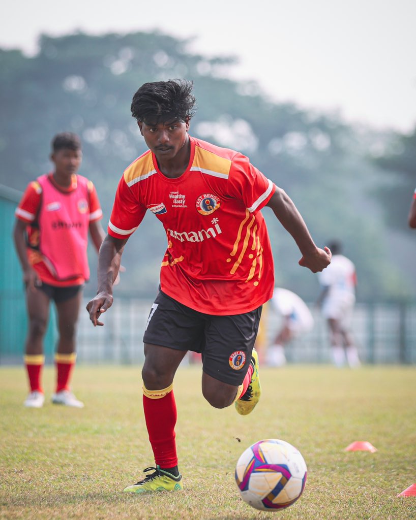 joy_east_bengal's tweet image. আমাদের ছোট ভাই গুলো পিছিয়ে পড়া লাল হলুদ যে সব সময় ভয়ংকর আবারও প্রমাণ করলো 🔥
Full Time  🏆U17 leauge 🏆
❤️💛East Bengal 3 ⚽Debojit 84&apos;, 90+7&apos;,
⚽Md Afjal 88&apos; 
United Sports 2
#AmagoFans #EmamiEastBengal #updatechallenge #eastbengalfans #U17YL #JoyEastBengal #EastBengalFC
