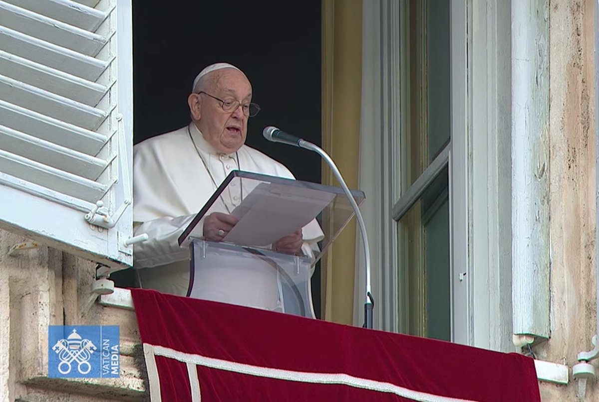 #VaticanNews Si nos ponemos delante del Niño Jesús y en compañía de los niños, aprenderemos a asombrarnos y partiremos más sencillos y mejores, como los Reyes Magos, dijo el #PapaFrancisco a la hora del Ángelus