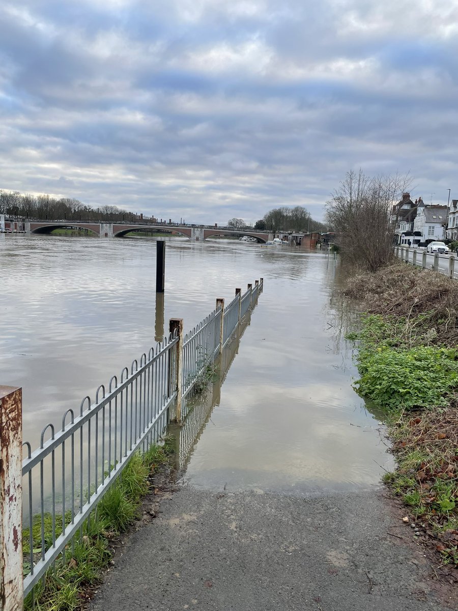 Oh heck, It’s rising ! #flooding #eastmolesey #riverthames #hamptoncourt
