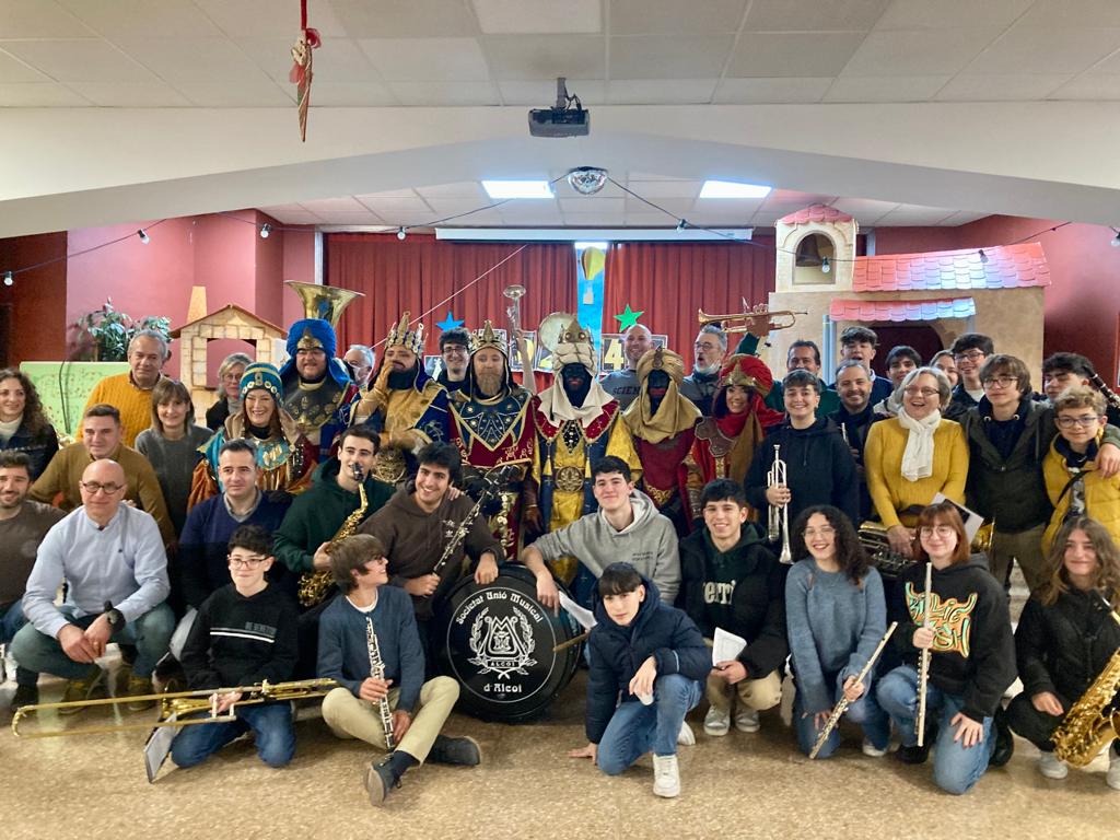 UnioMusical's tweet image. ✨ Hui dia 6 de gener, acompanyem a la nostra companya i Embaixadora Reial Pilar Almeria i Ses Majestats els Reis d'Orient a Emilio Sala, l'Hospital Verge dels Lliris i el Preventori. 

Esperem que hajen vingut carregats! 🎁

Fins l'any que ve! ✨