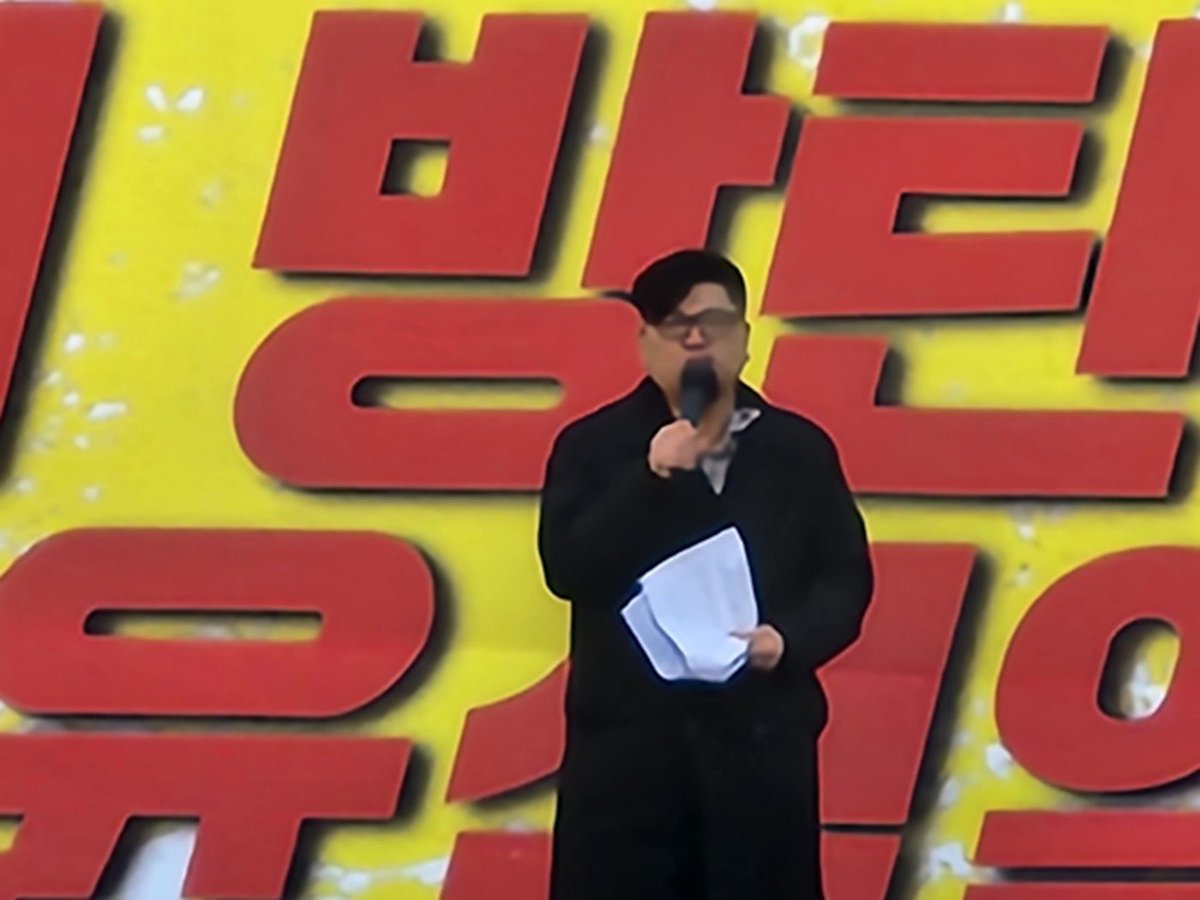 국가, 국회, 그리고 국민을 속인
신원식을 파면하고 윤석열을 탄핵하자!!!

촛불집회에서 발언하고 내려오니
사진을 보내주셨습니다.

뜨겁게, 변치 않고
정의와 진실을 지키기 위해 싸우겠습니다.