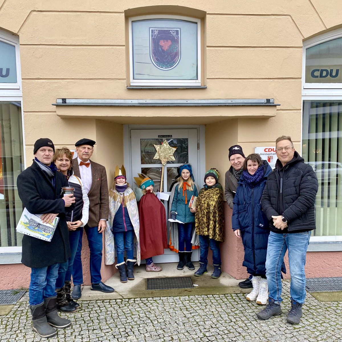 20*C+M+B+24

Christus Mansionem Benedicat - Christus segne dieses Haus

Wir hatten heute die Sternsinger in unserem Bürgerzentrum zu Besuch und freuen uns über den Jahressegen für 2024.
#sternsinger
#sternsingeraktion2024
#cdubernau #cdu #bernaubeiberlin
#mitganzemherzen #Bernau