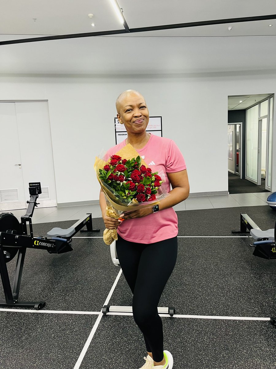 I got flowers today 😍 this gym member said I’m always smiling, dancing and give the best hugs (his words not mine) 😂and such a vibe 💃🏾💃🏾💃🏾

It was a beautiful day at the office 🏋🏾‍♀️💃🏾❤️

#YourPersonalTrainer 
#LuluLove
#GymLife 
#HappyCuppy
#LulubelFitness